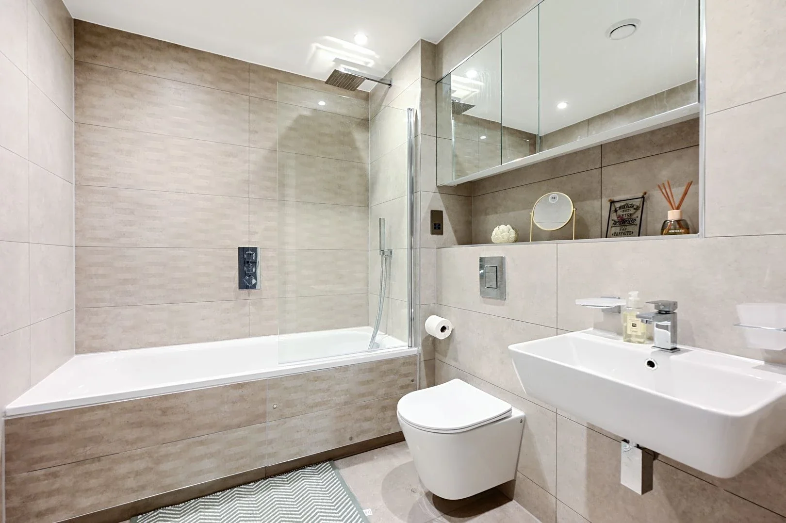 Flat Farnborough Road in Rushmoor