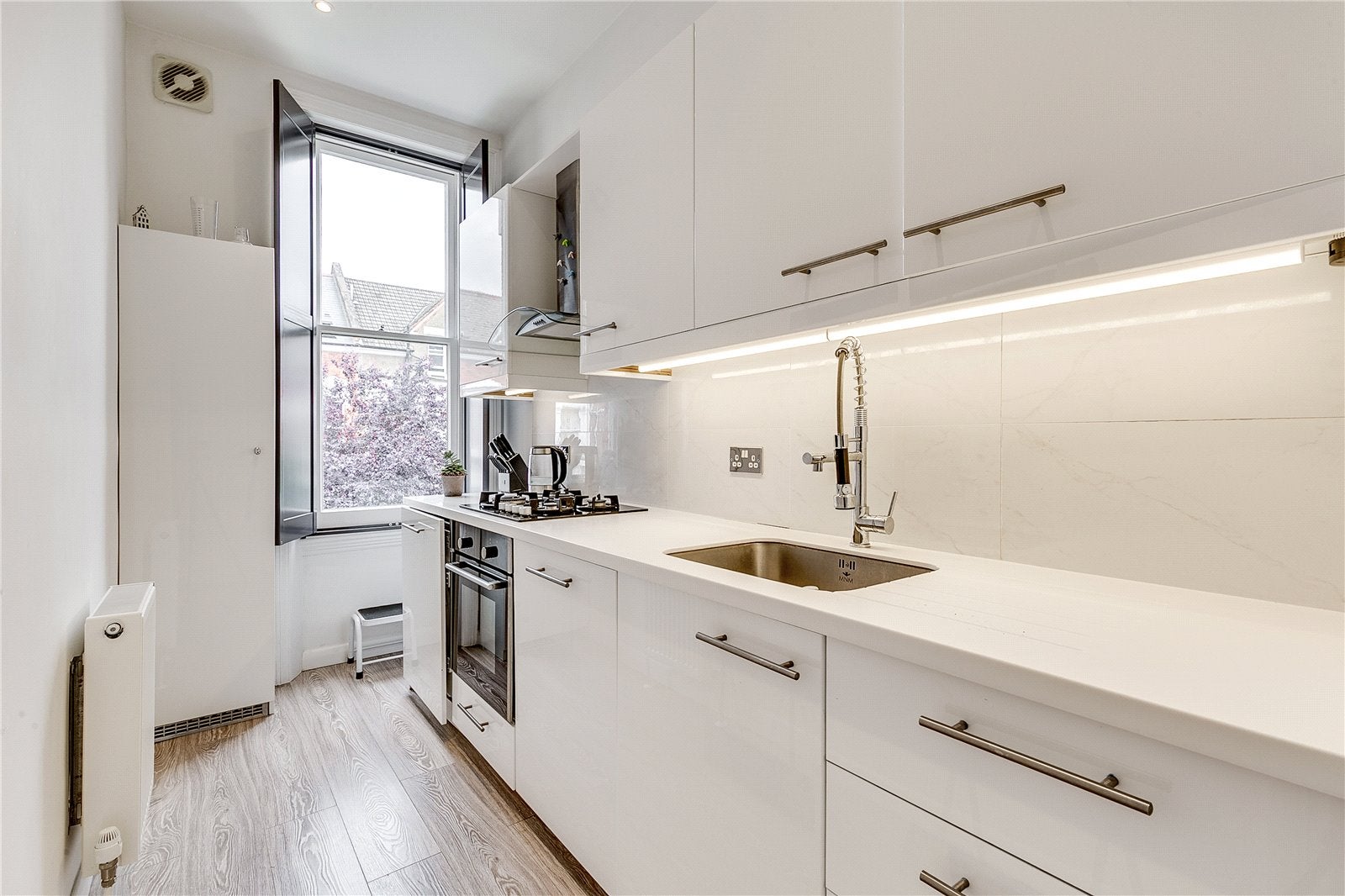 Flat Plympton Road in Greater London