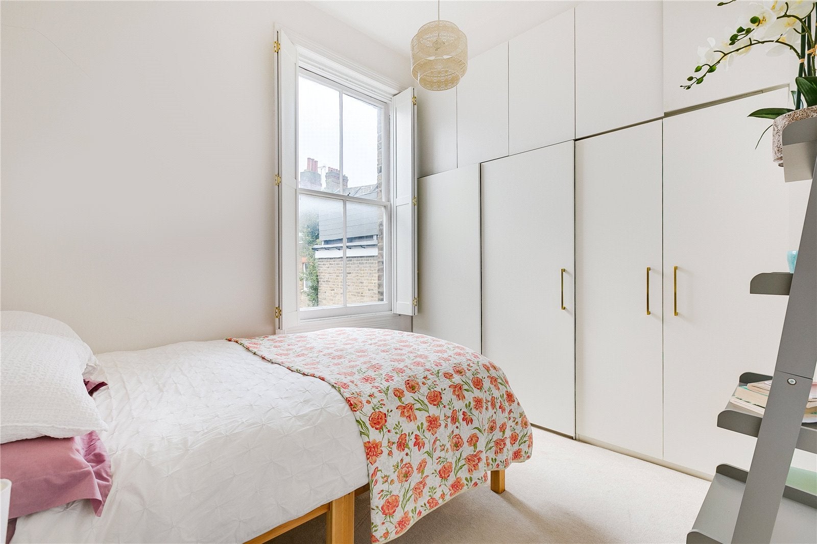 Flat Plympton Road in Greater London