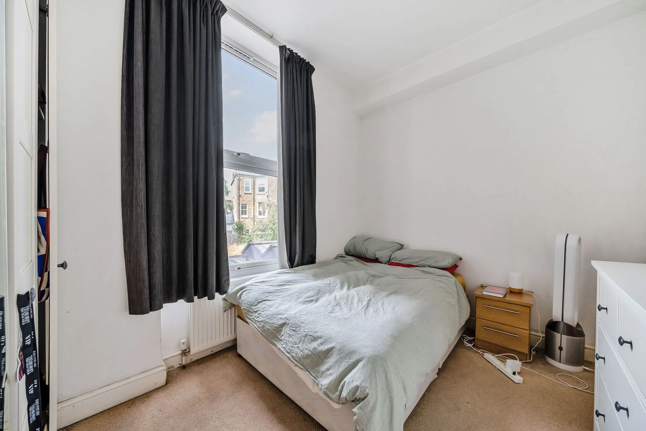 Flat Haselrigge Road in Greater London