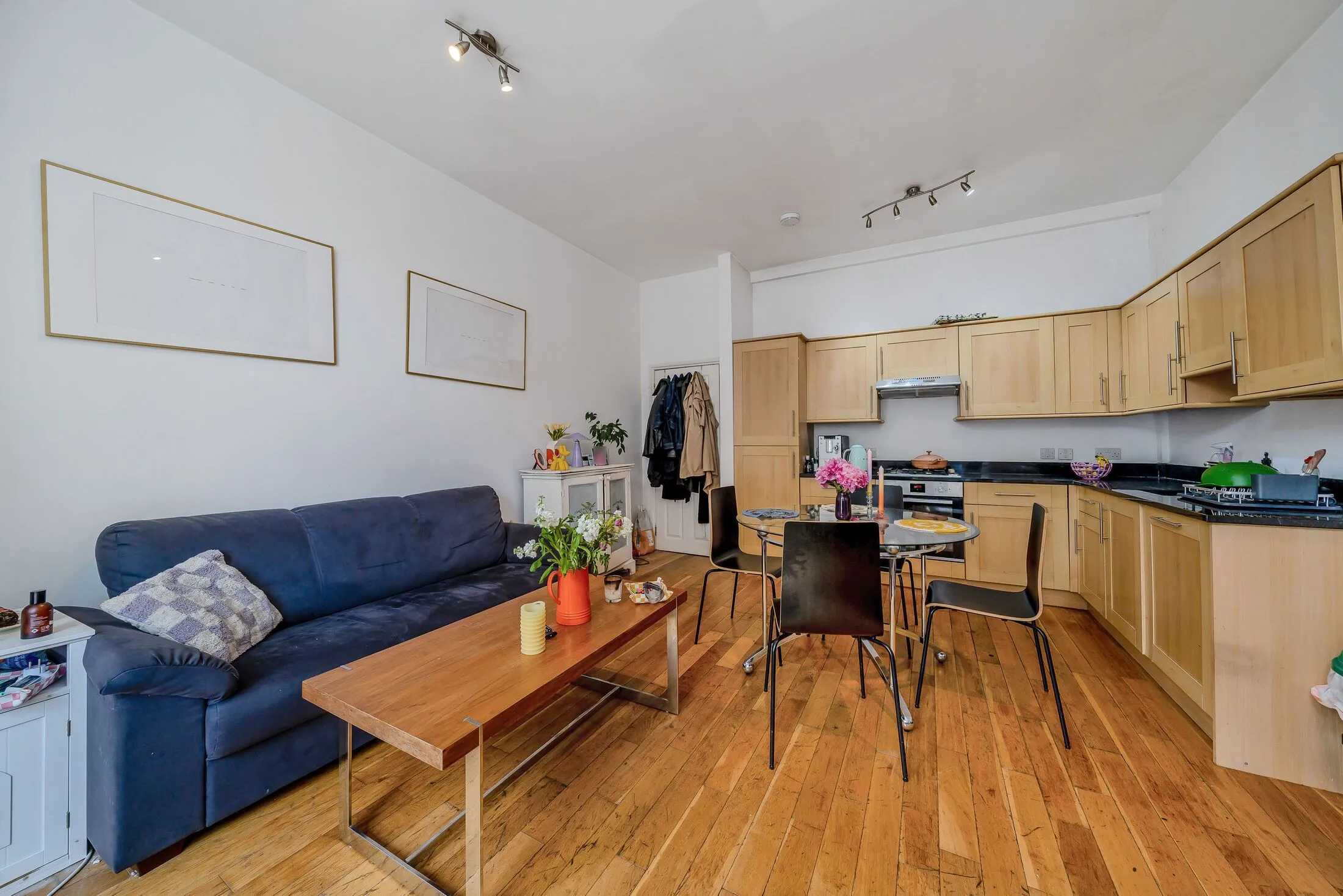 Flat Haselrigge Road in Greater London