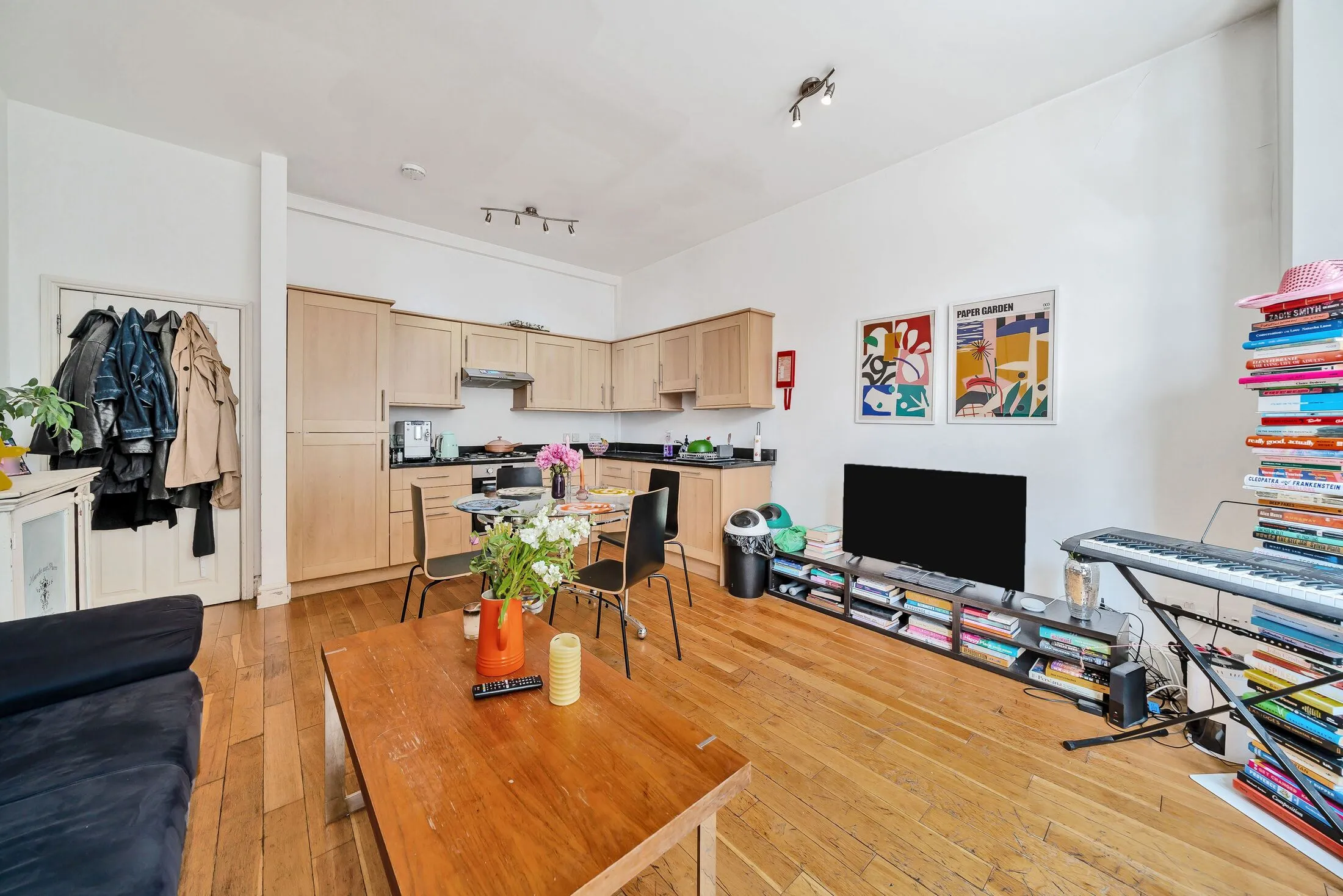 Flat Haselrigge Road in Greater London