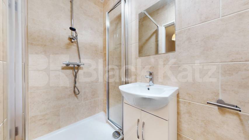 Flat Iverson Road in Greater London