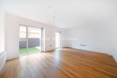Flat Ealing Road in Greater London