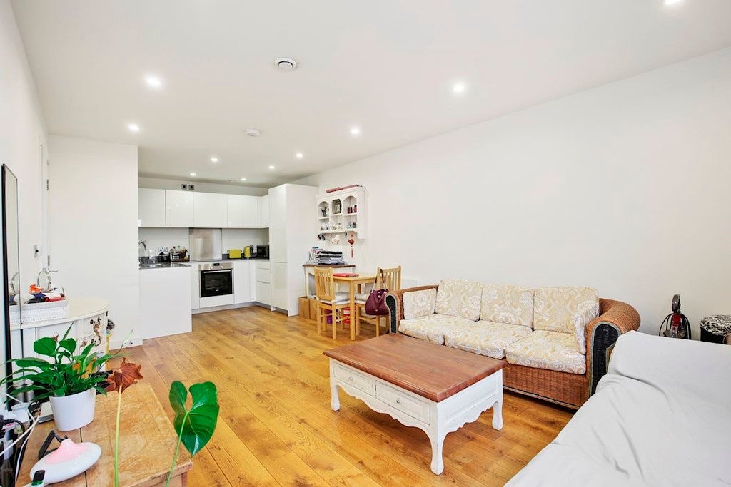Flat Maltby Street in Greater London