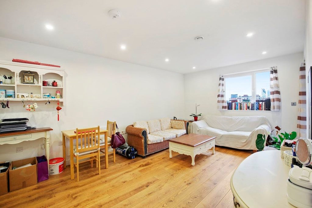 Flat Maltby Street in Greater London