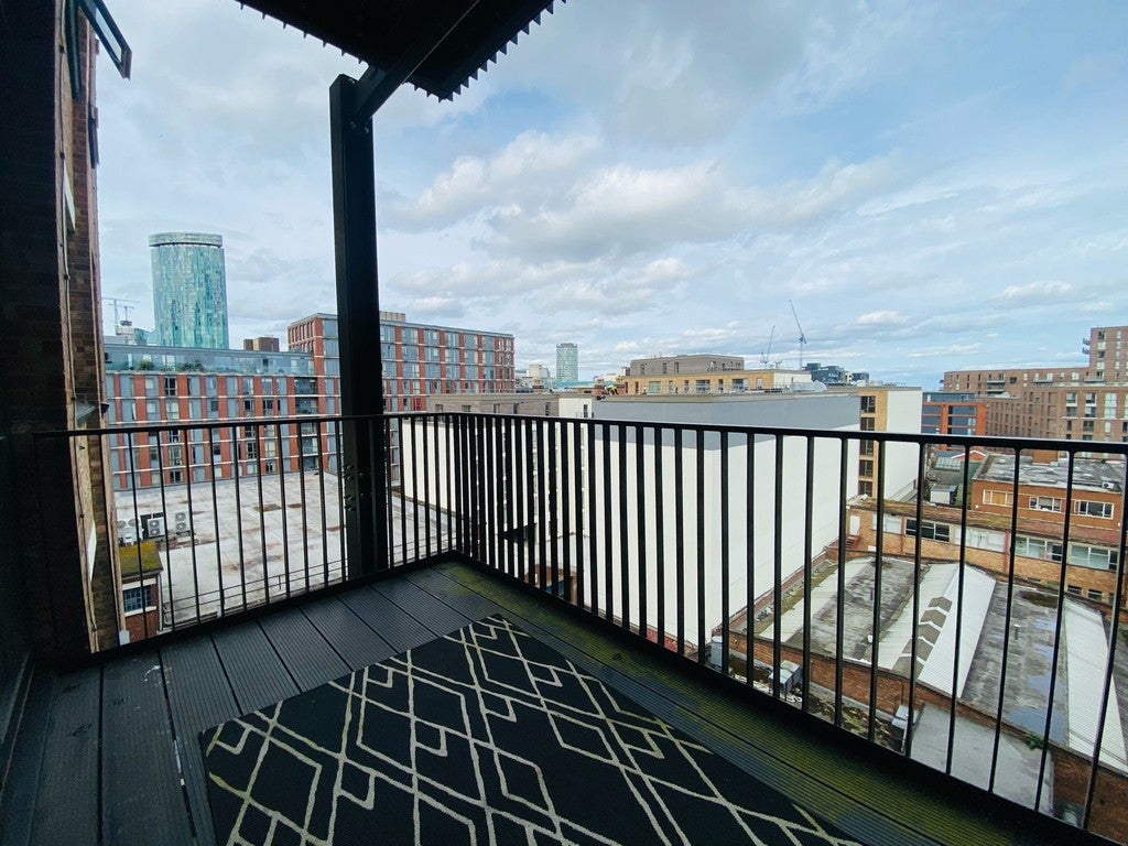 Flat Gooch Street North in Birmingham