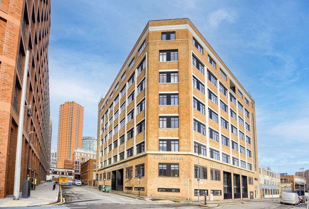Flat Gooch Street North in Birmingham