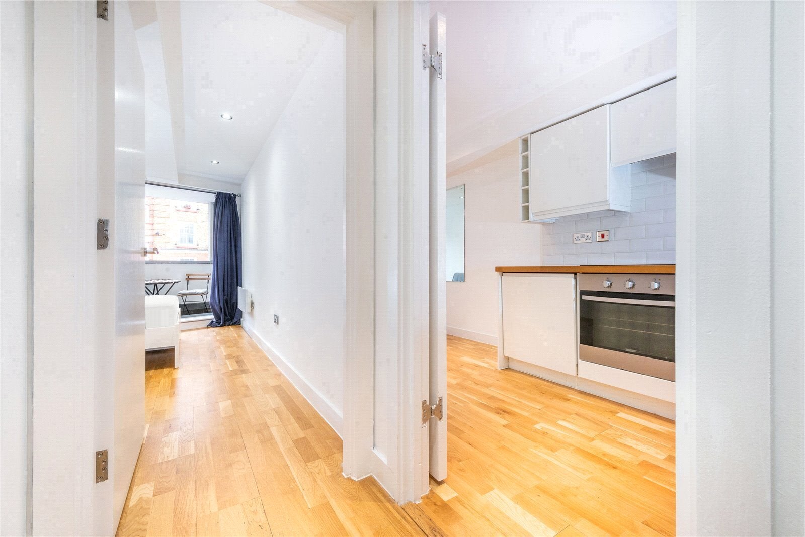Flat Crowndale Road in Greater London