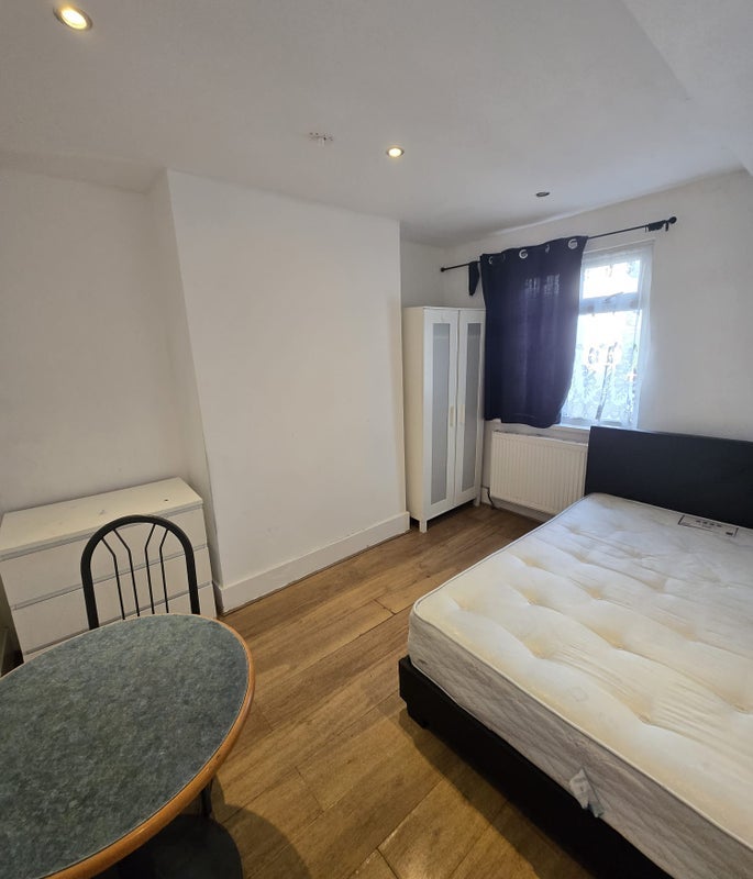 Room Crescent Road in Greater London