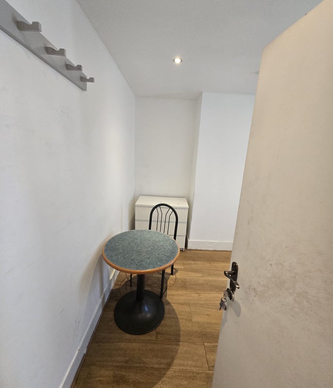 Room Crescent Road in Greater London
