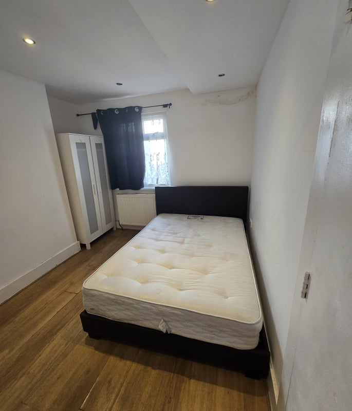 Room Crescent Road in Greater London
