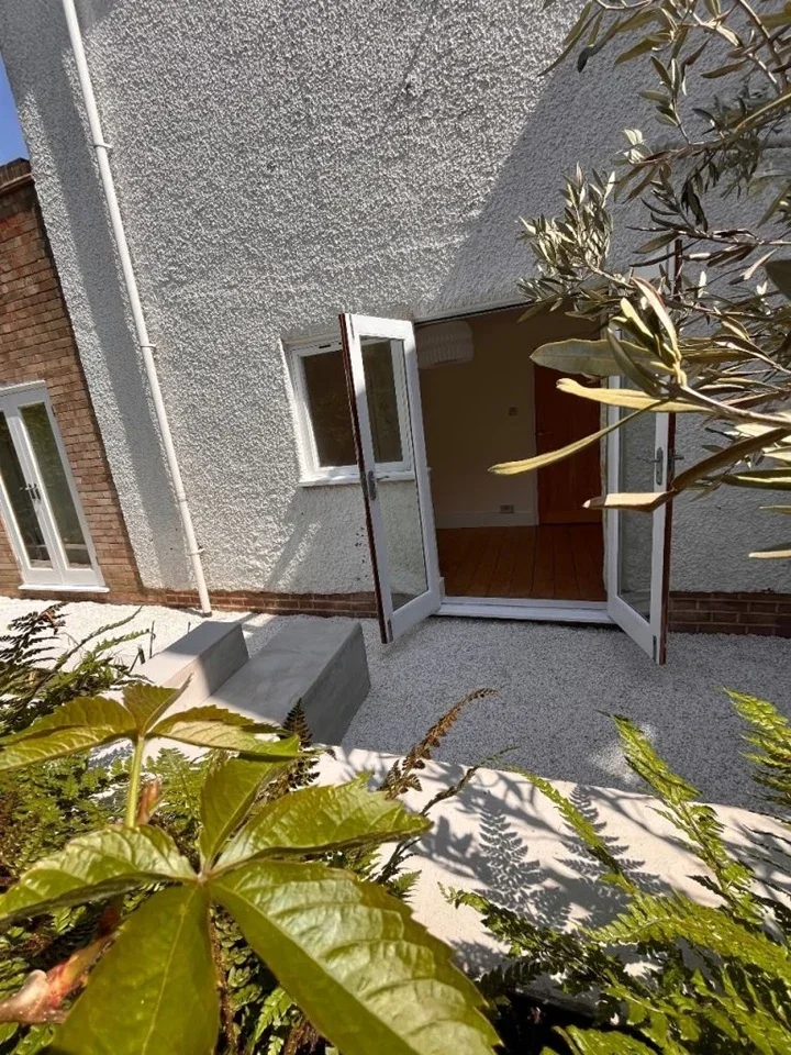 Flat Ravenstone Road in Greater London