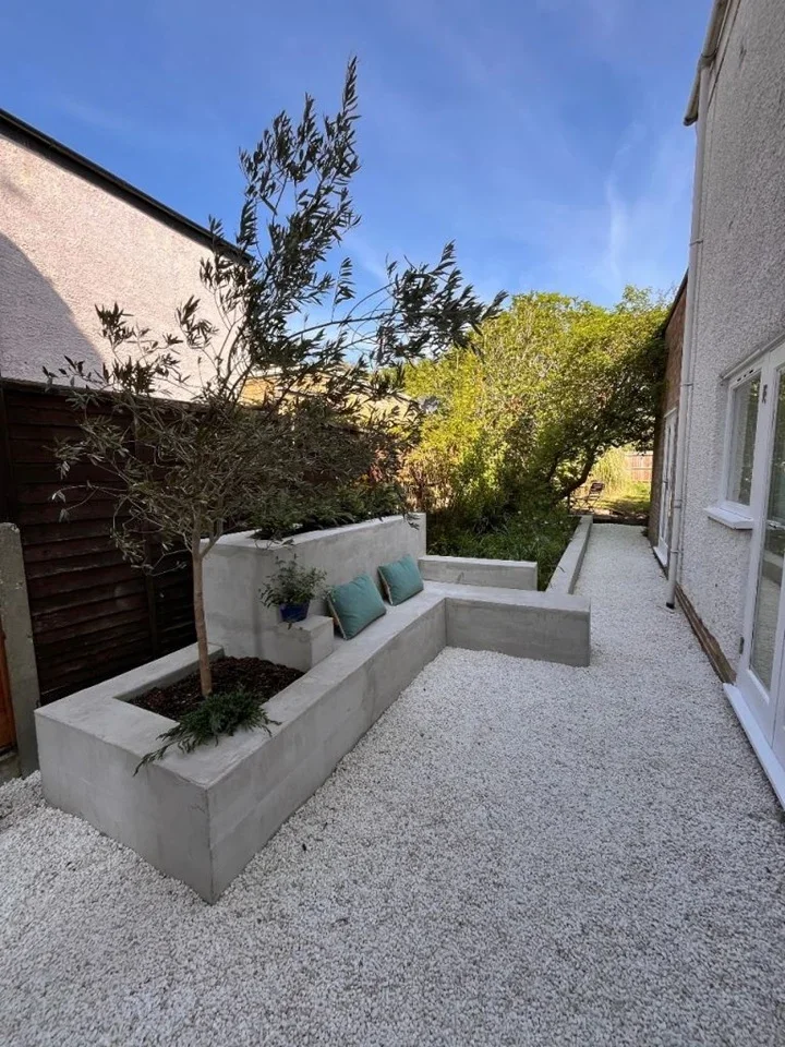 Flat Ravenstone Road in Greater London
