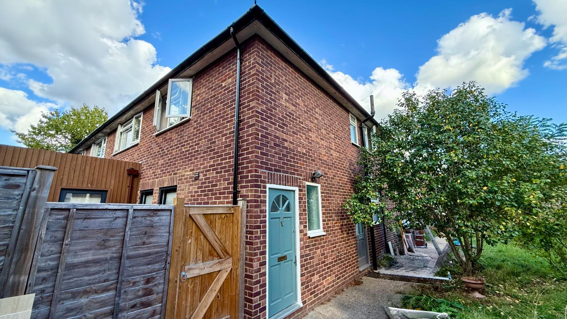 Flat Lismore Close in London