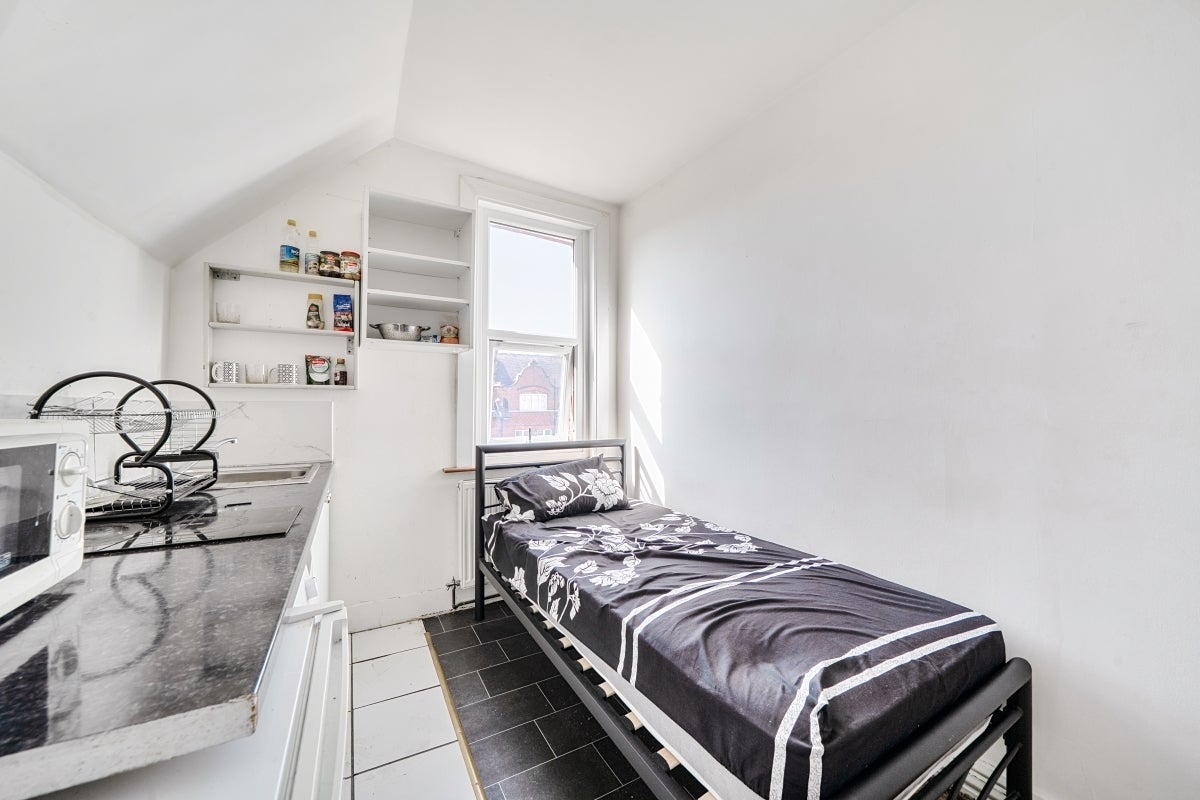 Flat Broadhurst Gardens in Greater London