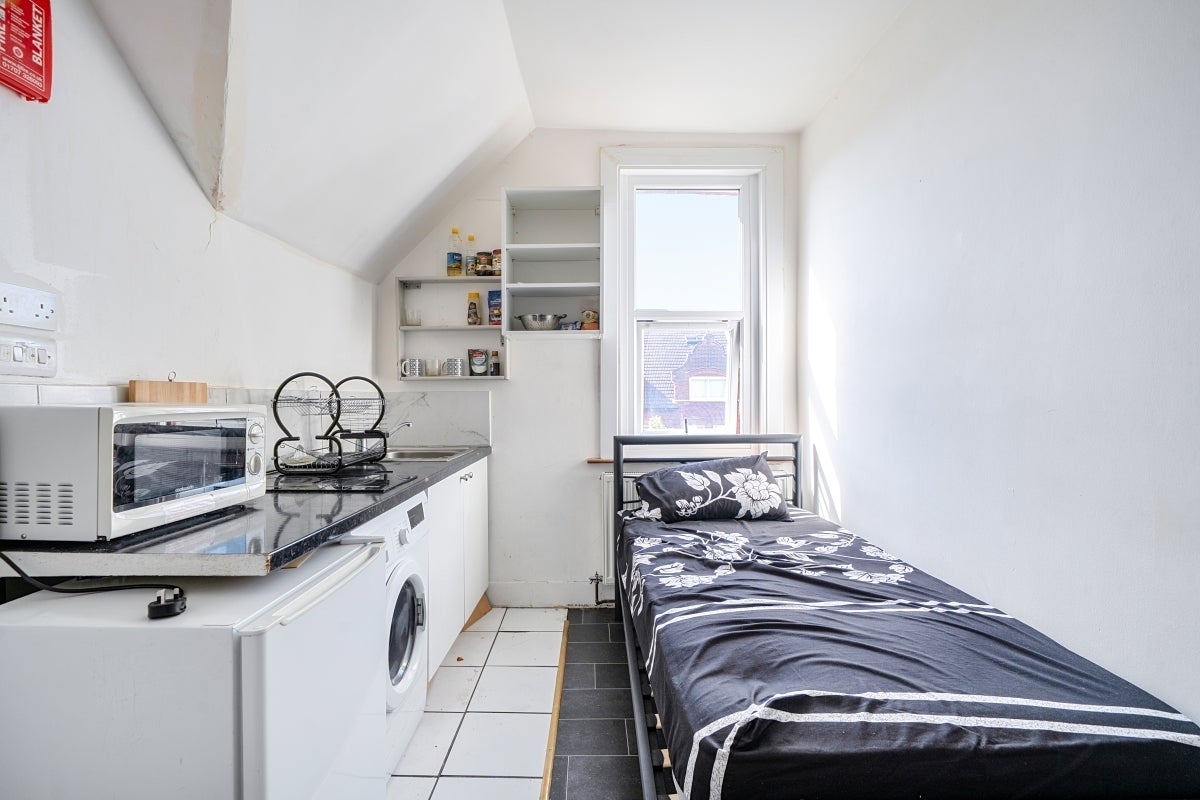Flat Broadhurst Gardens in Greater London