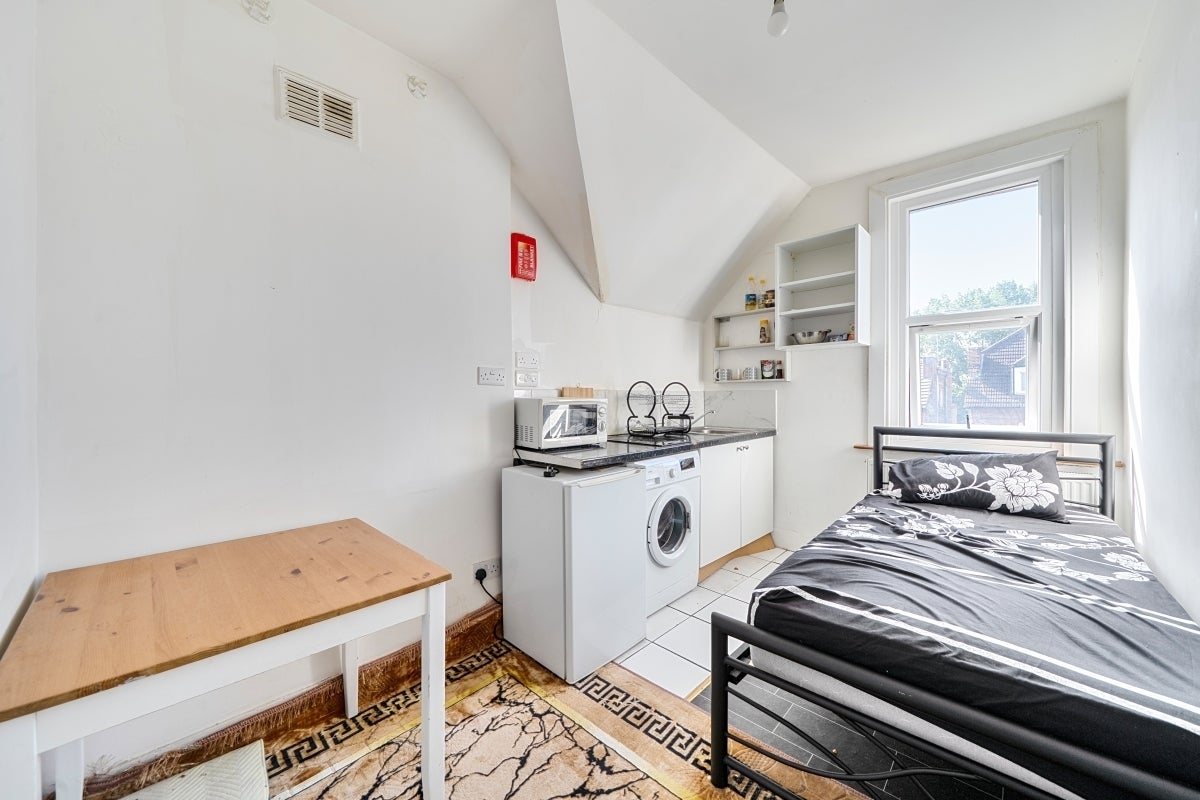 Flat Broadhurst Gardens in Greater London