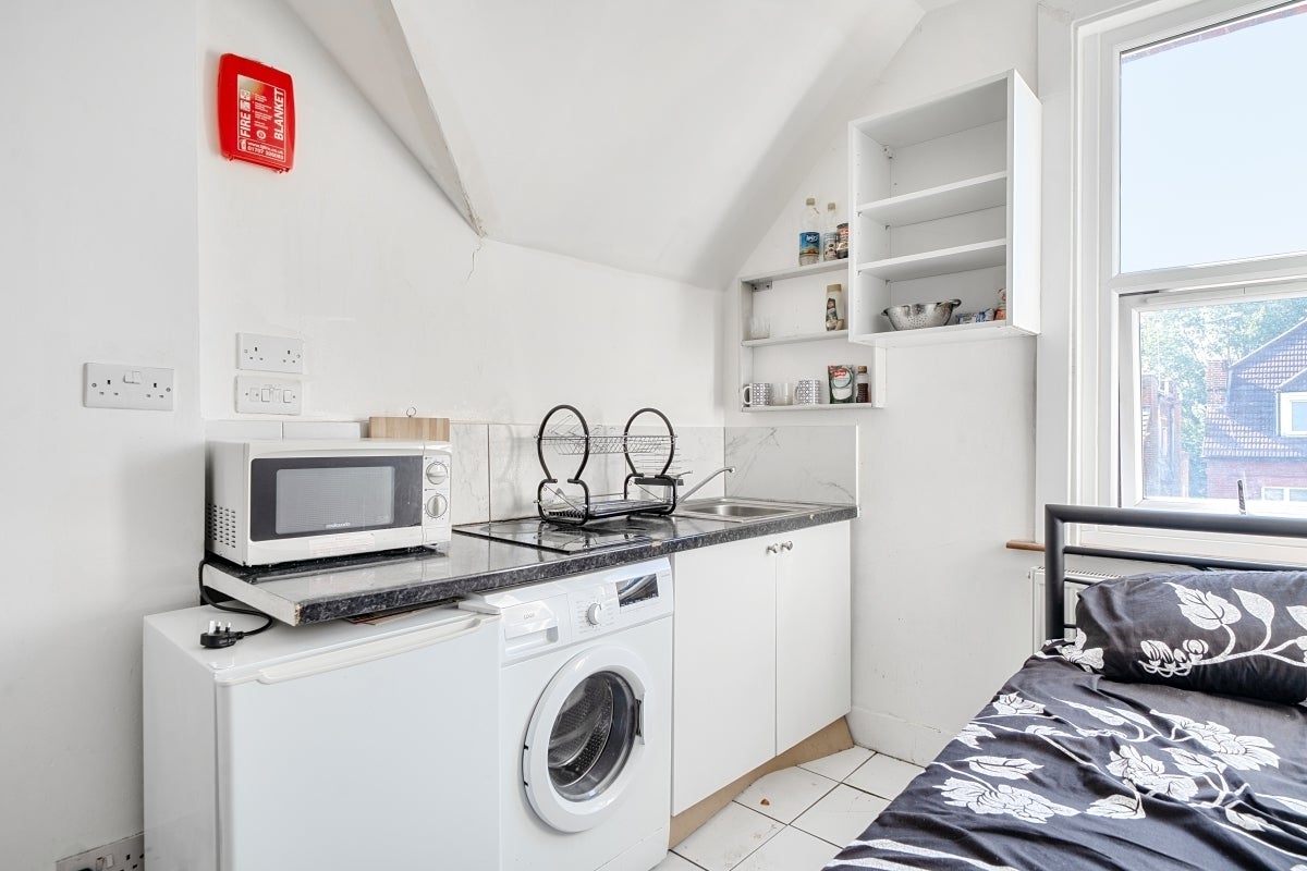 Flat Broadhurst Gardens in Greater London