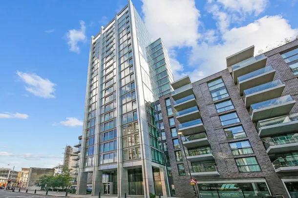 Flat Leman Street in Greater London