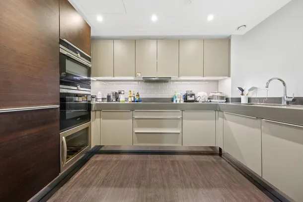 Flat Leman Street in Greater London