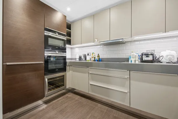 Flat Leman Street in Greater London