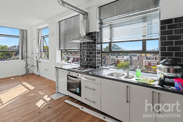 Flat Clifford Road in Greater London