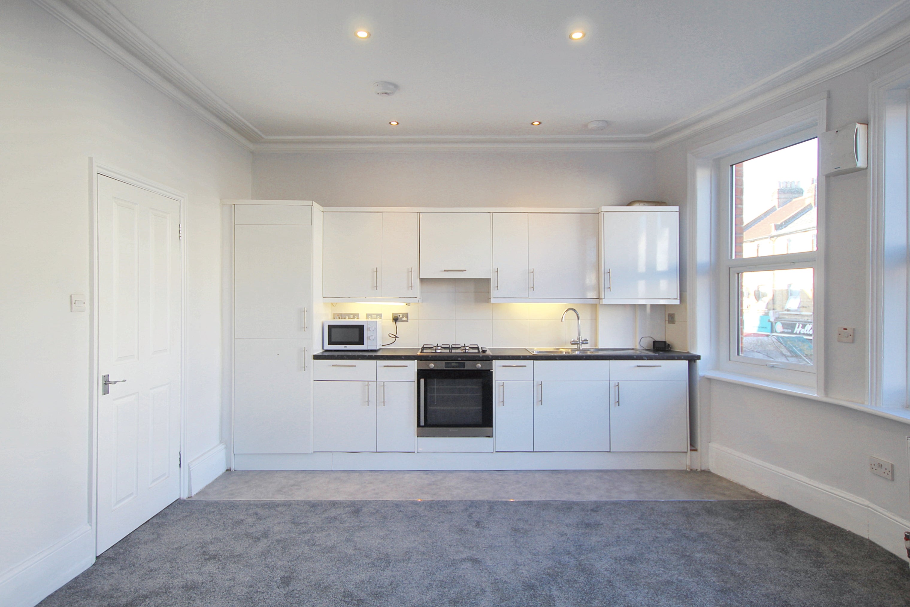 Flat Lynette Avenue in Greater London