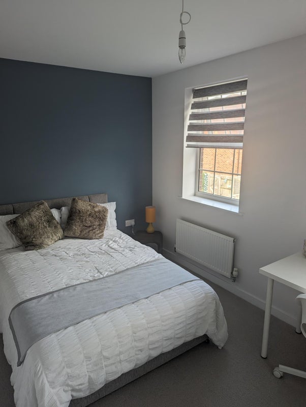 Room Somerley Drive in Crawley