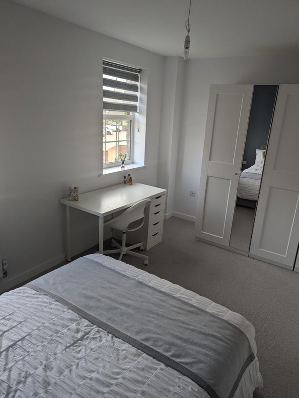 Room Somerley Drive in Crawley