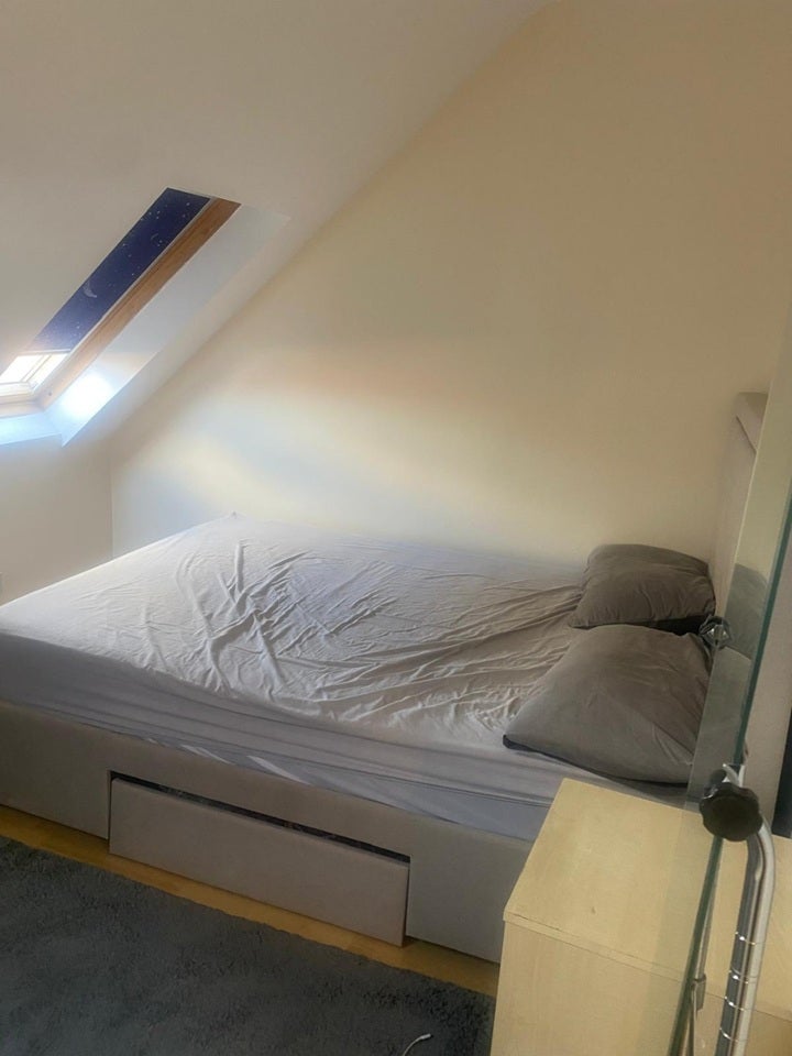 Room Westminster Road in Greater London