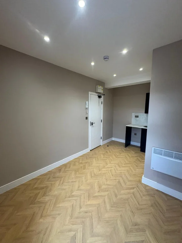 Flat Aldin Avenue South in Slough