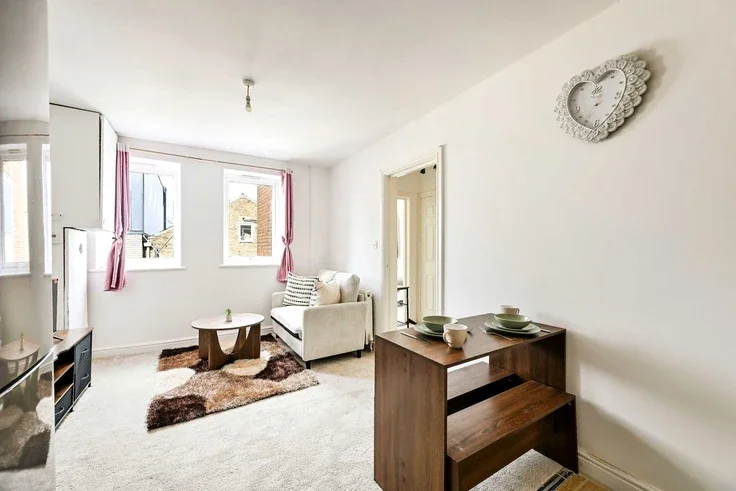Flat Broadway in Greater London