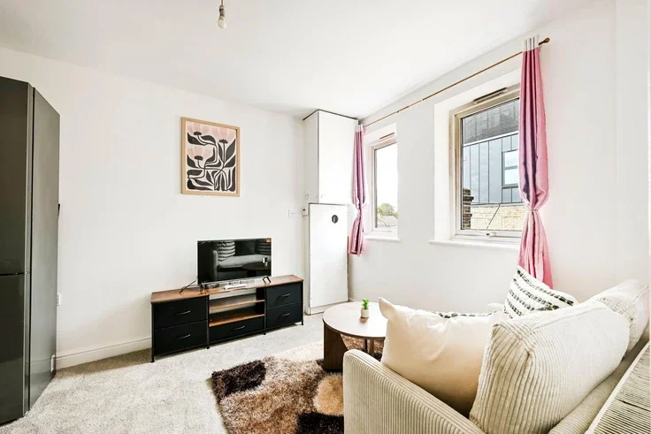 Flat Broadway in Greater London
