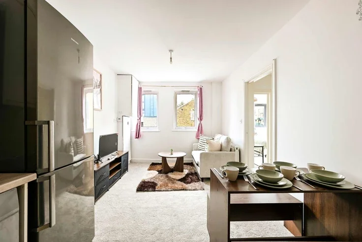 Flat Broadway in Greater London