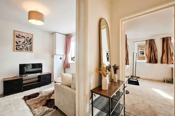 Flat Broadway in Greater London