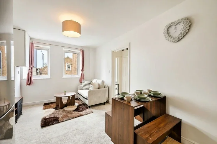 Flat Broadway in Greater London