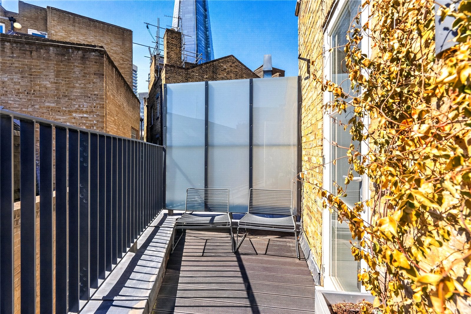 Flat Tooley Street in Greater London