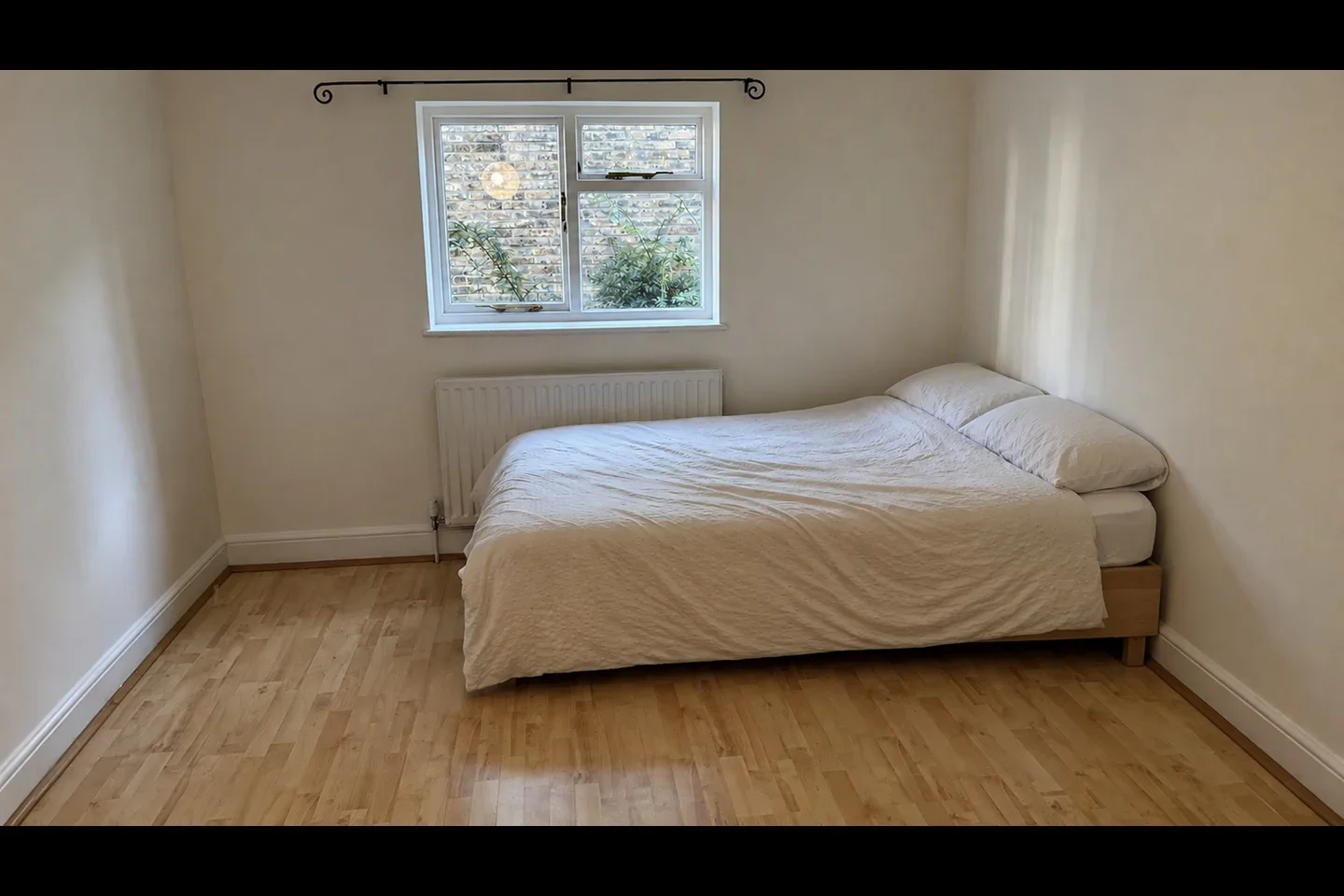 Flat Ongar Road in Greater London