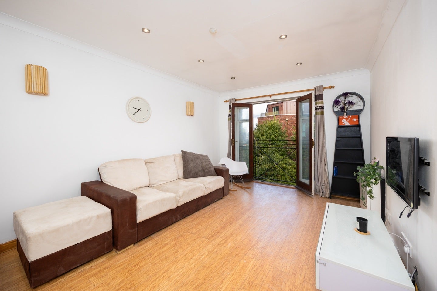 Flat Wandle Road in Greater London