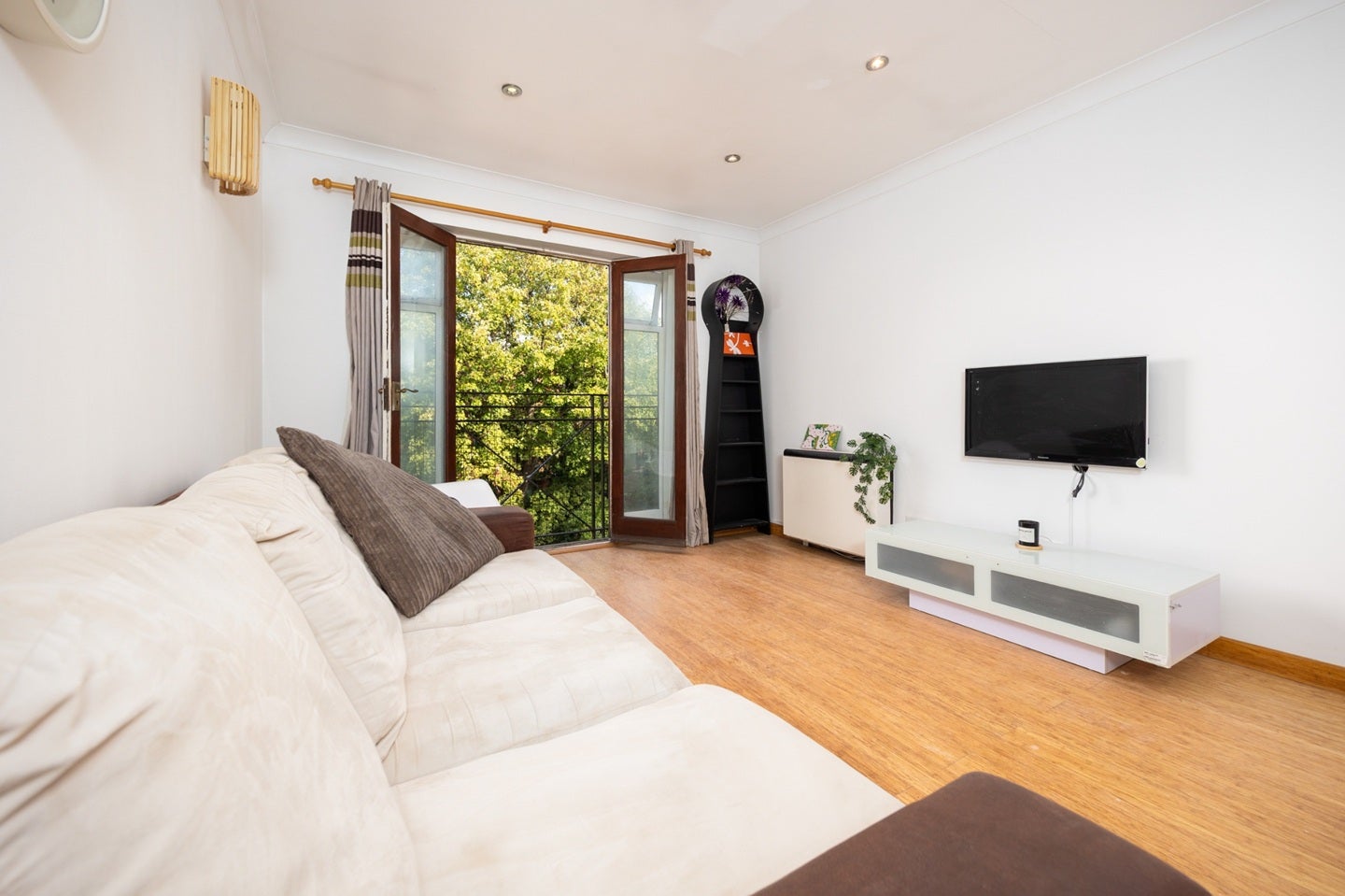 Flat Wandle Road in Greater London