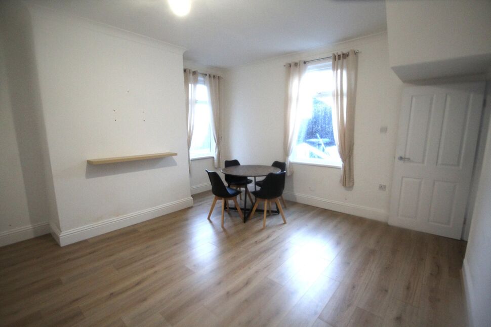 Flat Gladstone Terrace in Sunniside