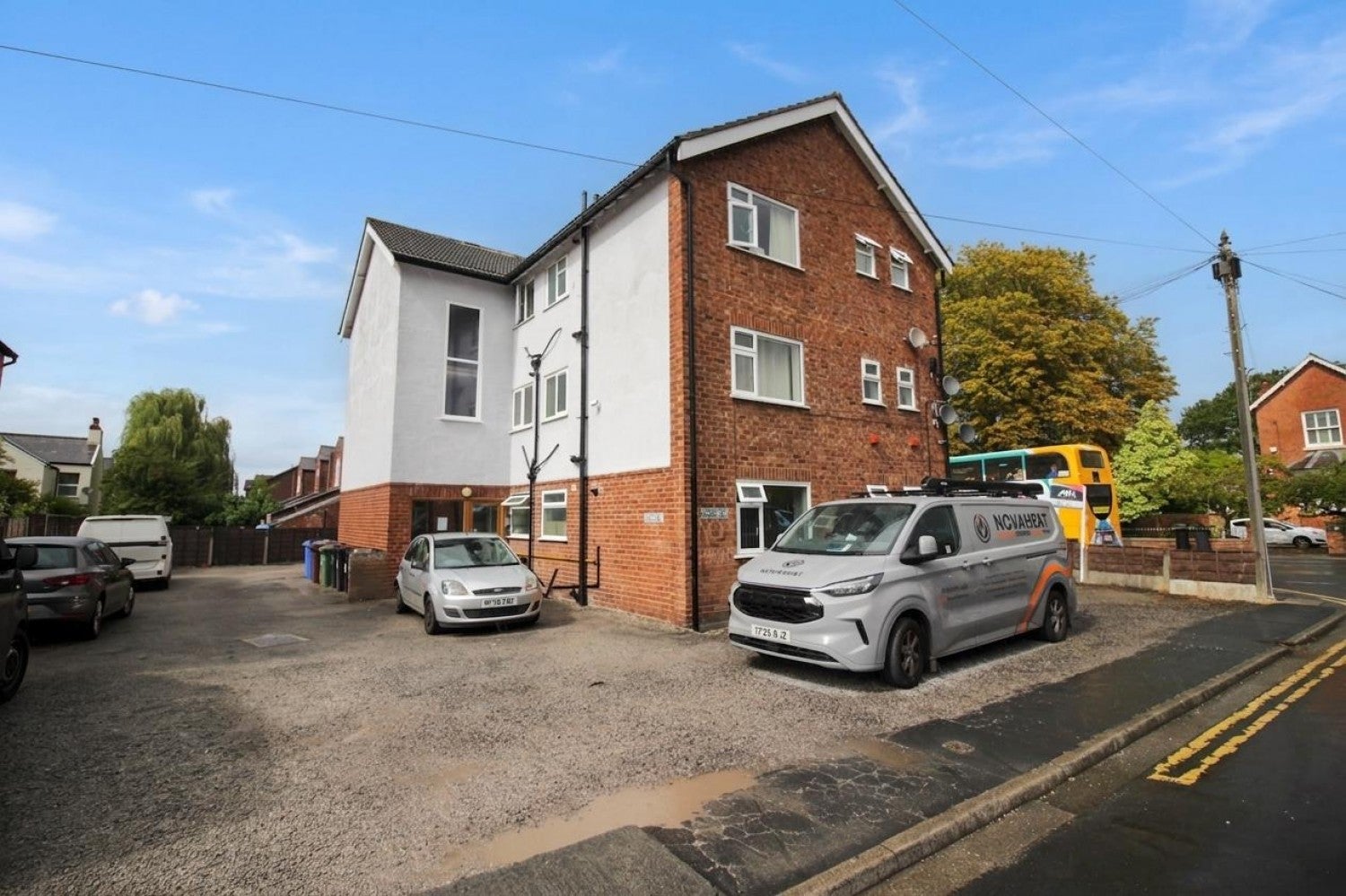 Flat Cheadle Road in Cheadle Hulme