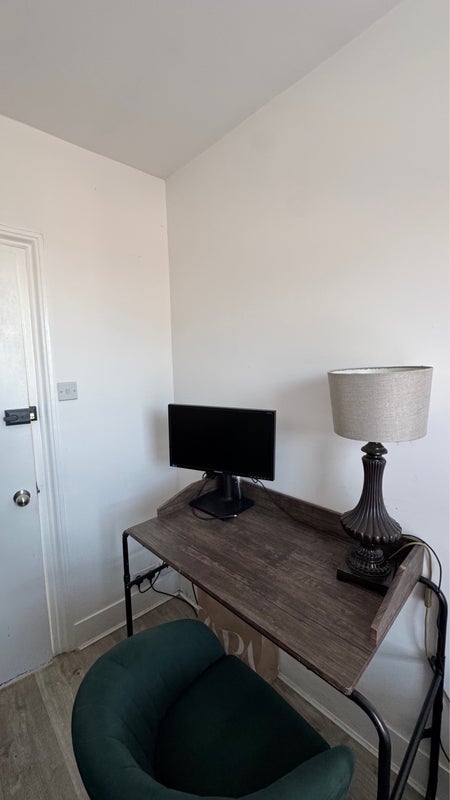 Room Romford Road in Greater London