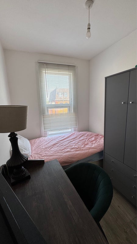 Room Romford Road in Greater London