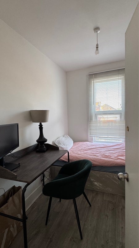 Room Romford Road in Greater London