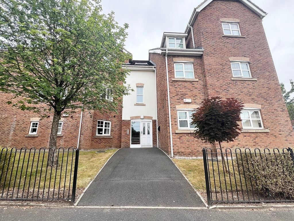 Flat Ellesmere Gardens in Salford