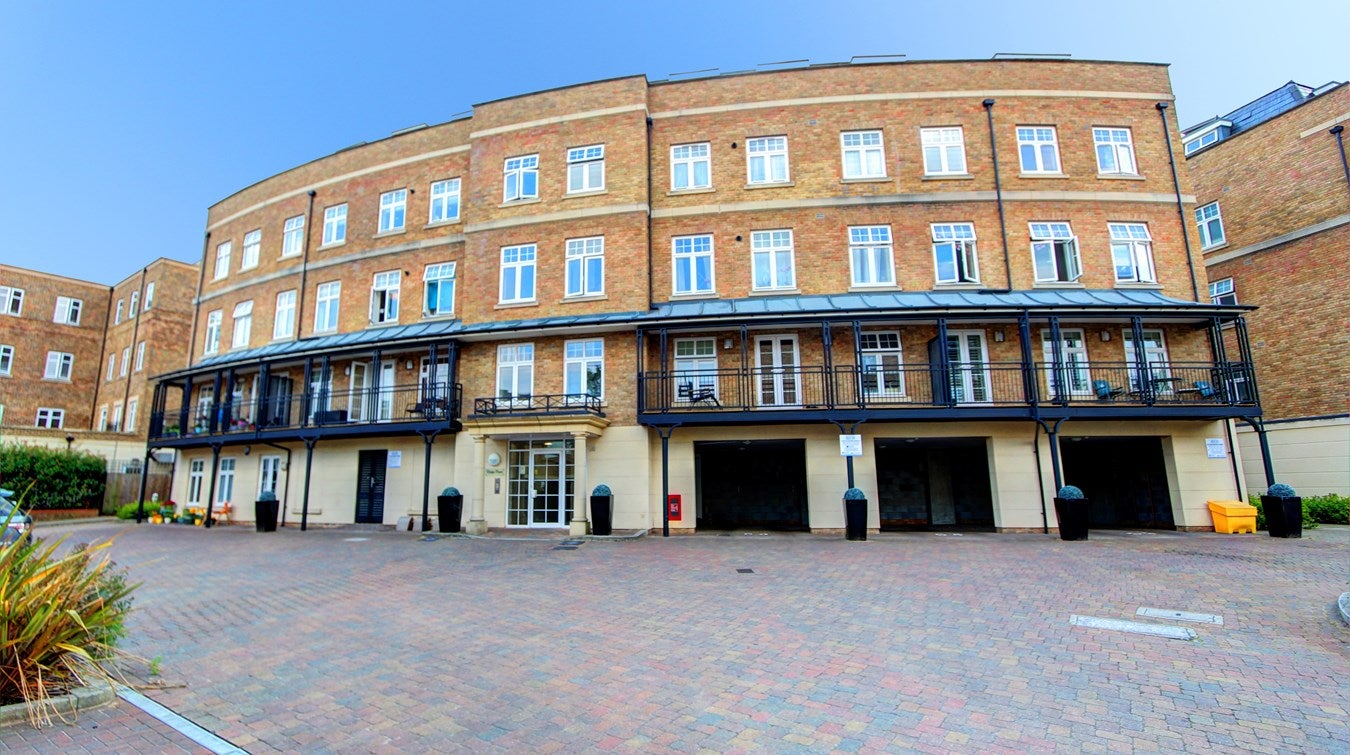 Flat Mackintosh Street in Greater London