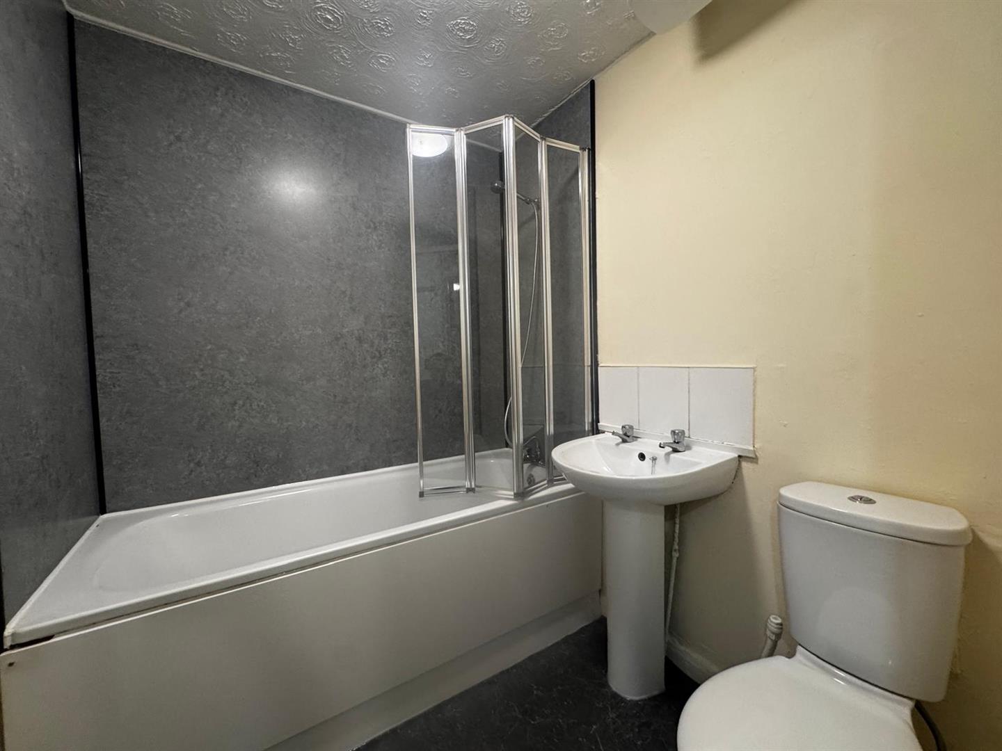 Flat Castleton Road in Greater London