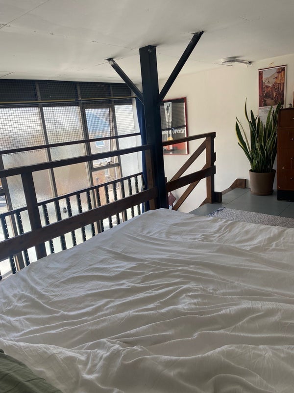 Room Barnabas Road in Greater London
